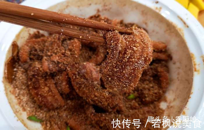 大米别蒸着吃了,配1斤五花肉如此做,简单营养又解馋,越吃越香