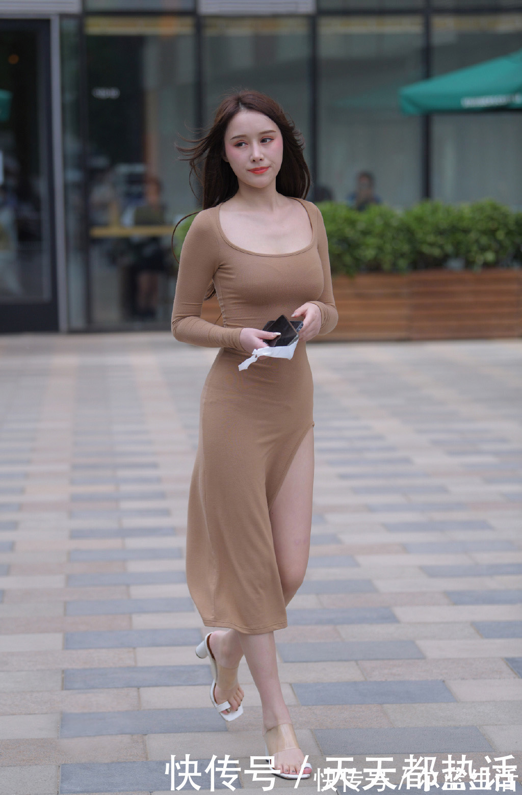 穿搭|选择修身飘逸的长裙,留下优雅浪漫的回忆,气质女生都爱穿