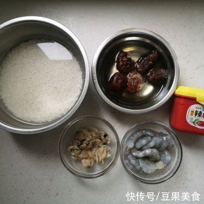 快手|简单快手又下饭的丝瓜海鲜煲仔饭，吃起来那叫一个香