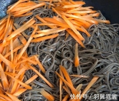 豆角|豆角焖面，面条直接下锅是错的，多做1步，根根干香入味，不粘连