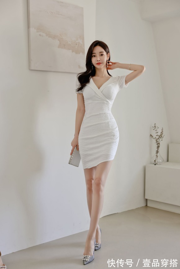 时尚搭配|女神孙允珠的时尚搭配:春燕娇莺絮白缤纷婉婷斜衩裙