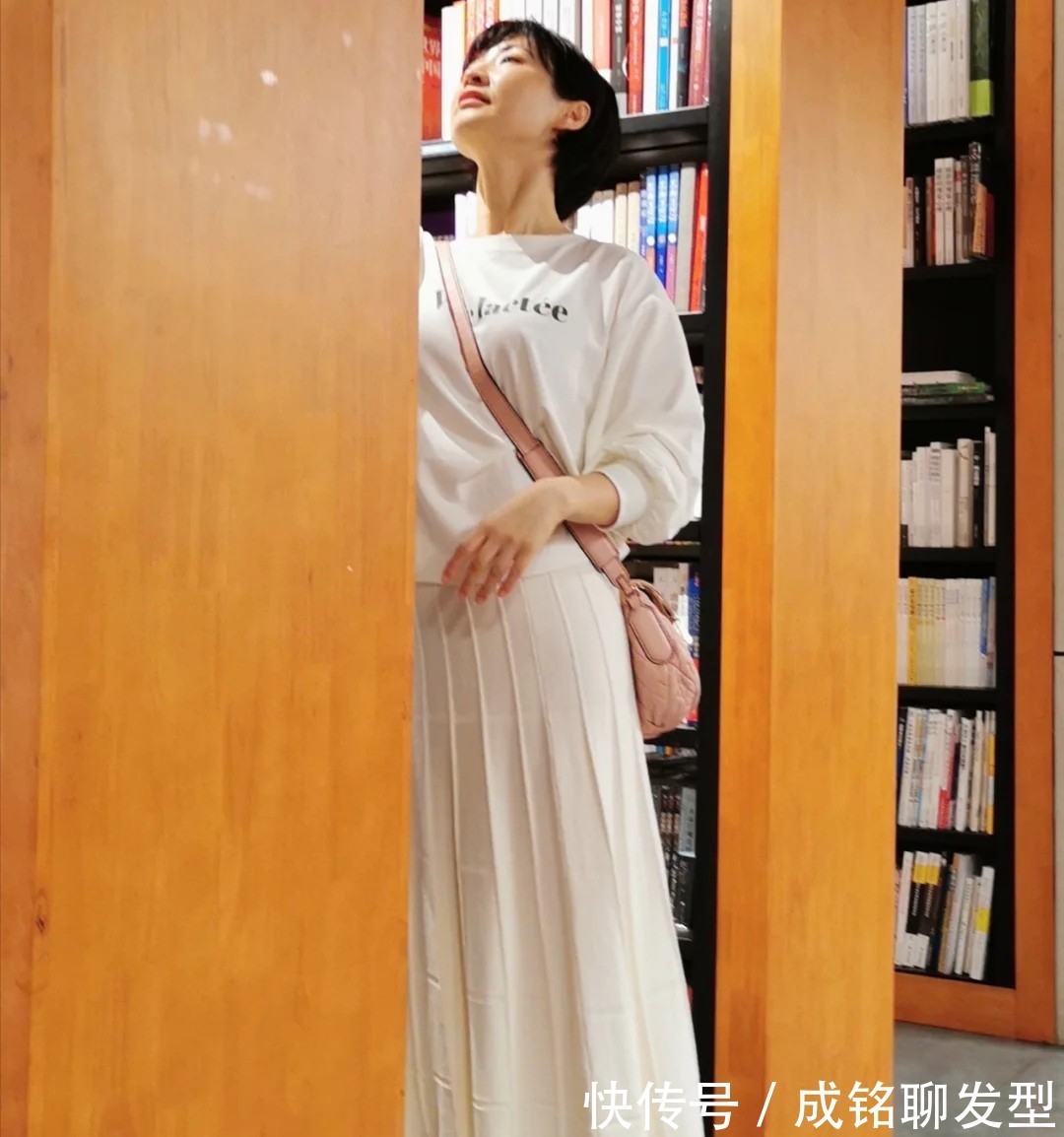 时尚|五十岁的女人别乱穿,这几位姐姐的简约风穿搭,时尚大气又显年轻