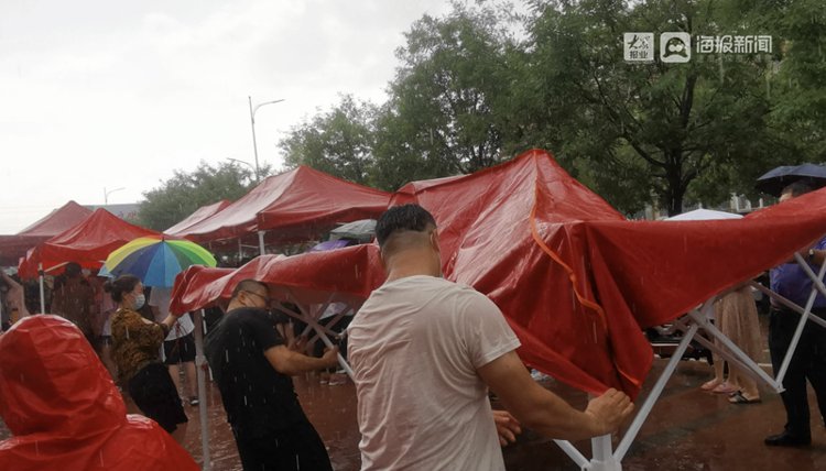 魏清|青岛未成年人新冠疫苗接种现场：感谢那些“冒雨撑伞”的人