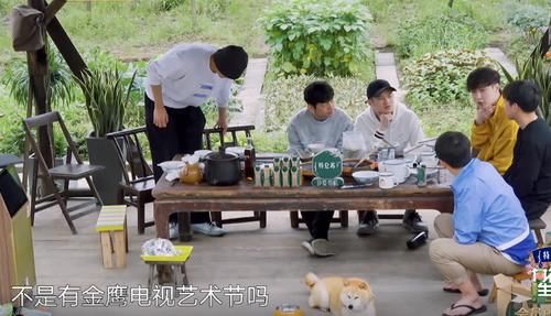 张艺兴|张艺兴资源这么好？六岁参加《快本》与何炅合影，还是艺术节常客