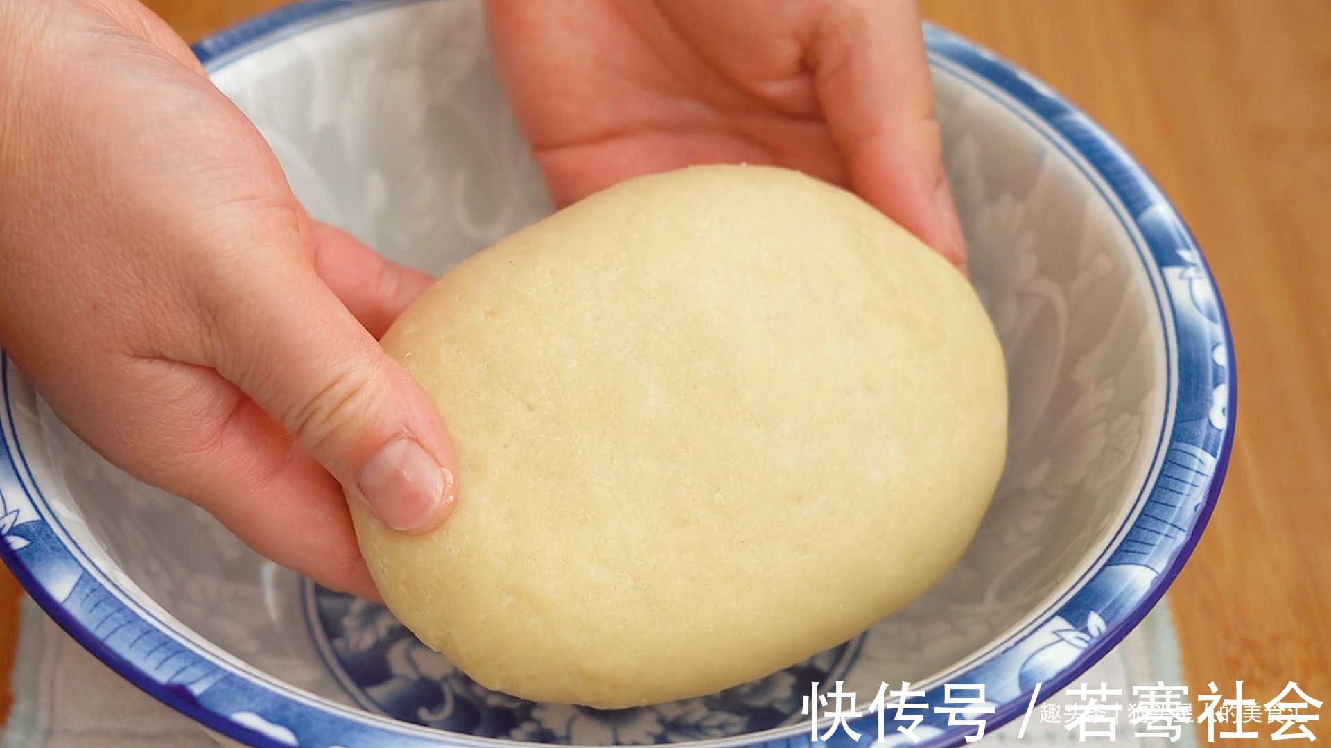 绿豆|自制绿豆饼，不用酥皮不用烤箱，皮薄馅大，清甜不油腻，太香了