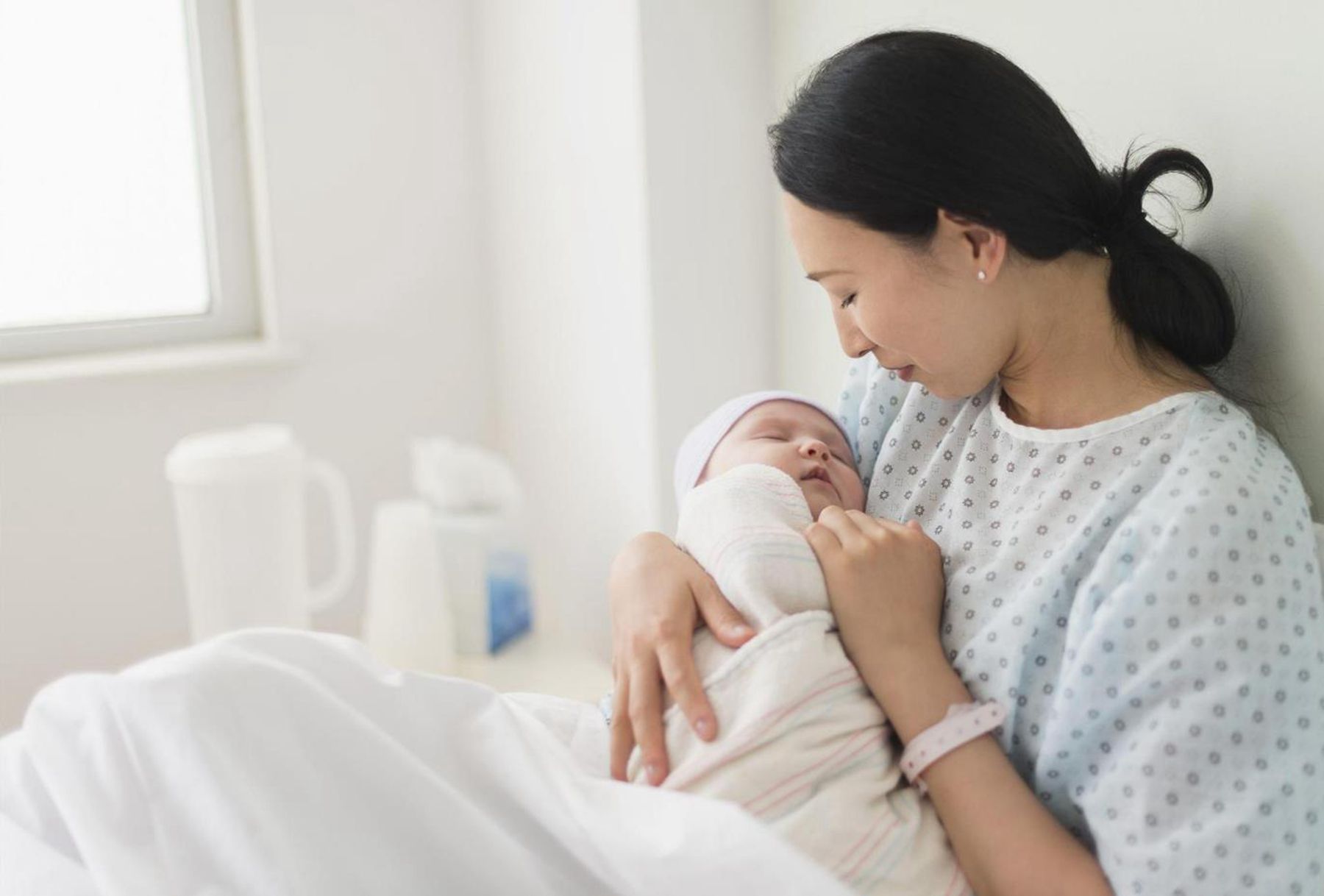 玩手机|坐月子玩手机有影响么?常玩与少玩的差距,产后半年立显