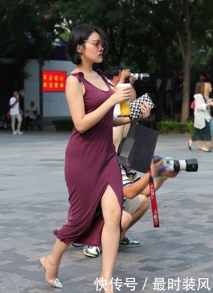 穿搭|街拍：广场上赶路的美女，性感迷人的酒红色连衣裙穿搭，征服路人