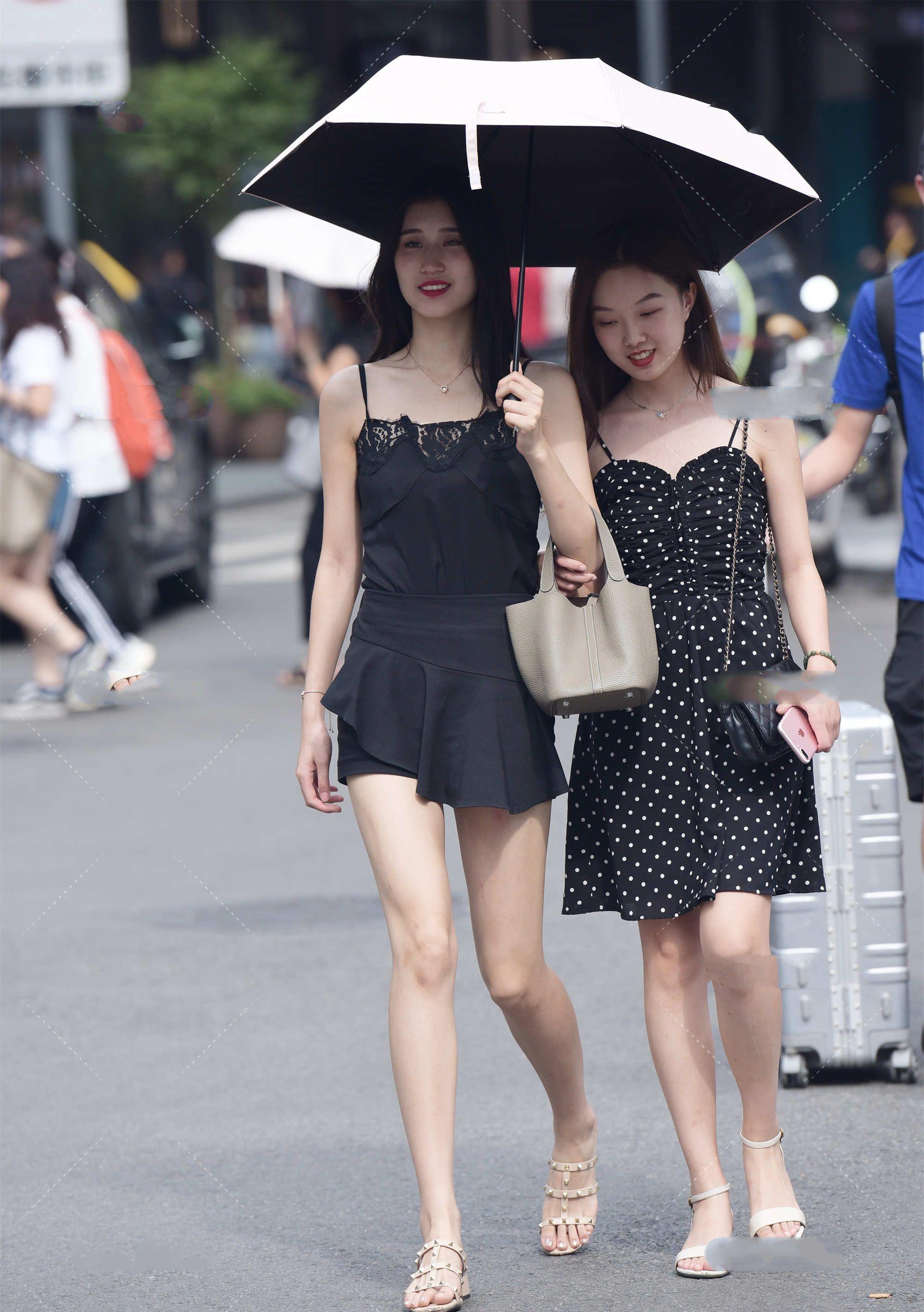 波浪|蓝色长款修身裙,搭配大波浪发型,满满的民族风,也太好看了