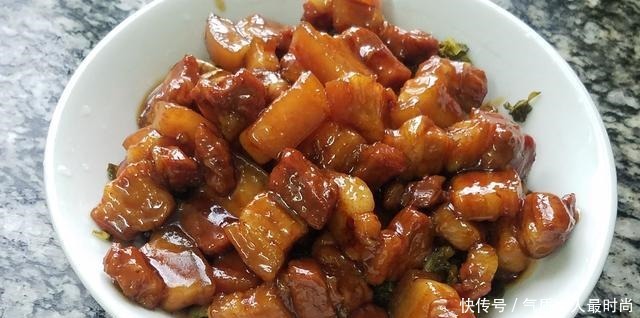 猪肉|焖猪肉的简单做法,这样做的猪肉又好吃又好看,很美味的家常菜