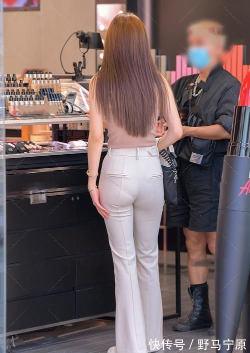 吊带 初秋的季节，吊带加直筒裤穿着舒适又休闲