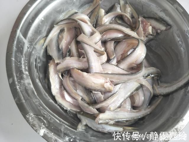 面粉|干炸小黄鱼，怎样才能又酥又香？不加面粉炸鱼，又酥又好吃