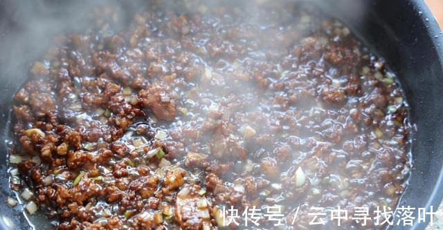 一款让你百吃不腻的菜品,口感一流,汤汁更下饭,让你越吃越馋!