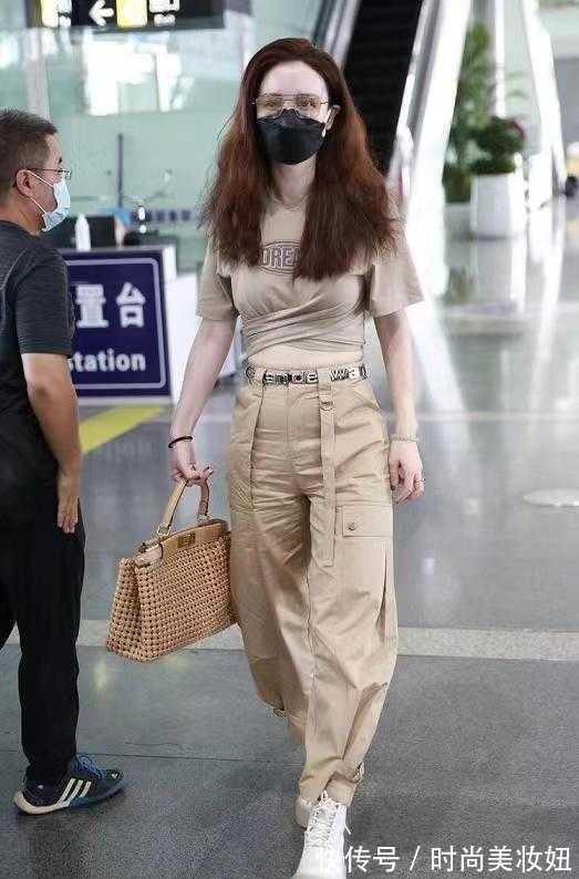 小姐姐|张萌真不像阿姨辈,穿露胃装配工装裤走机场,“小蛮腰”不输00后