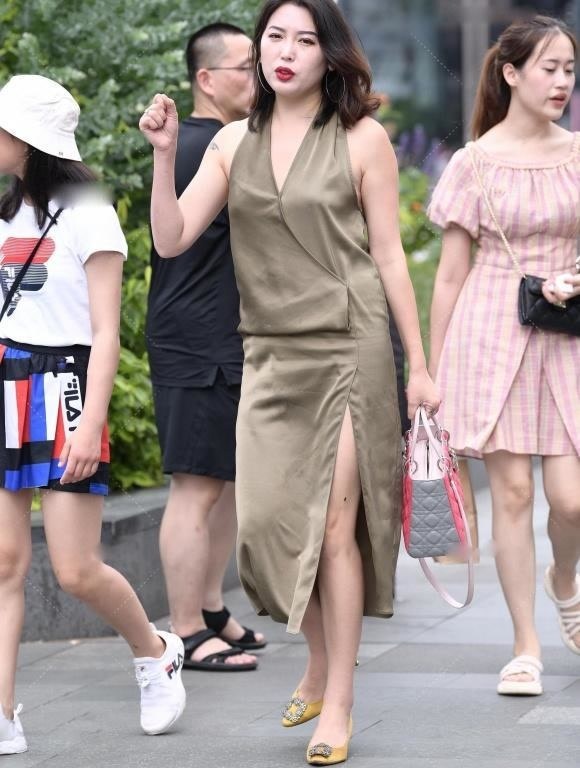 穿搭 墨绿色的无袖上衣,搭配黑色九分裤,整体给人简单清爽利落感觉