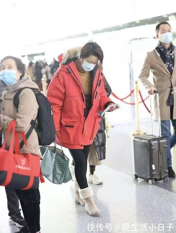 毛绒靴 毛阿敏这次穿老气了，大红色羽绒服搭毛绒靴走机场，57岁很真实！