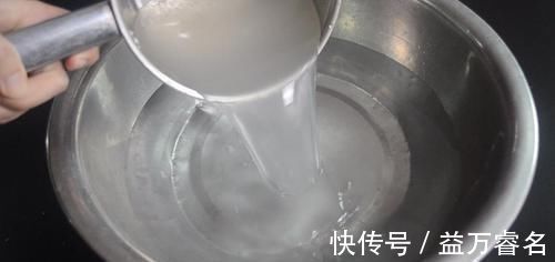清水拖地等于白拖, 家庭阿姨教我一秘招, 地板光亮如新不留灰