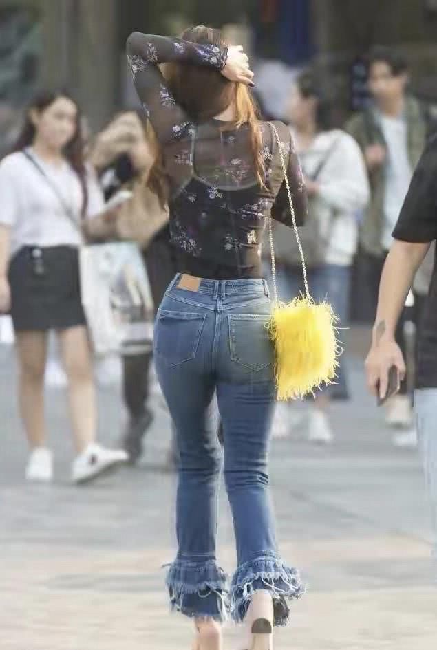 牛仔裤的款式不错,让你的腿部看起来更长,轻松穿出青春动感魅力