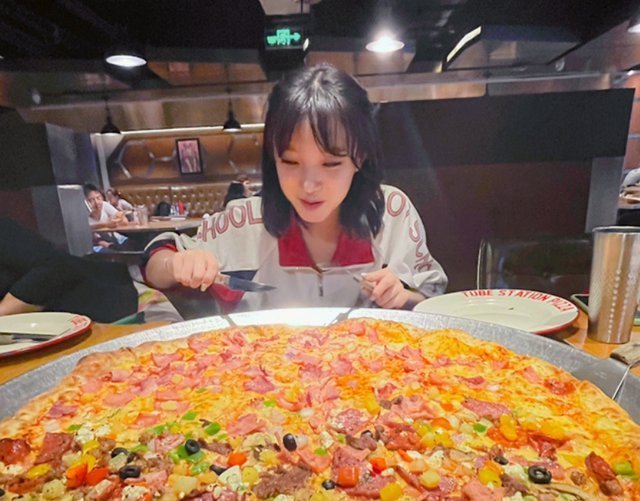 宋雨琦|宋雨琦回母校打卡最愛的披薩店，尺寸驚人，網友：確定吃得完？
