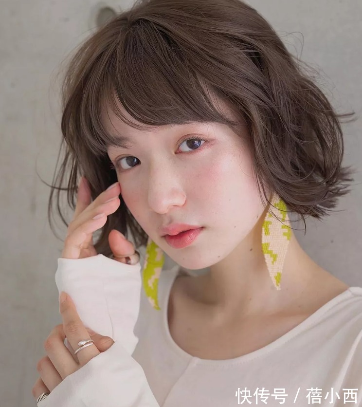 脸型|脸圆、脸大的女人,秋天换发型就换这4种短发,显脸小不止一圈