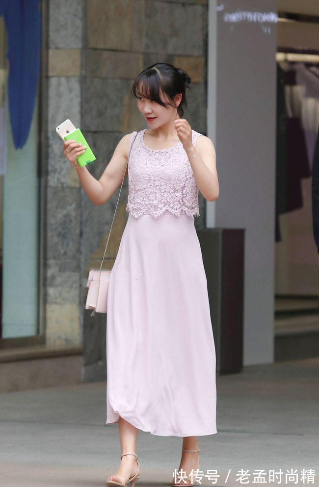 连衣裙 街拍美女:一件优雅的连衣裙搭配一双性感的高跟凉鞋,简单、美丽