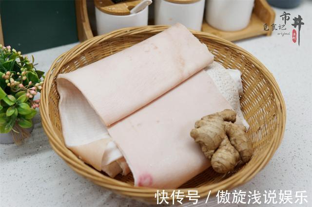猪皮冻|做猪皮冻，记住“1揉1刮2泡”，皮冻透亮弹牙，味道正成功率高