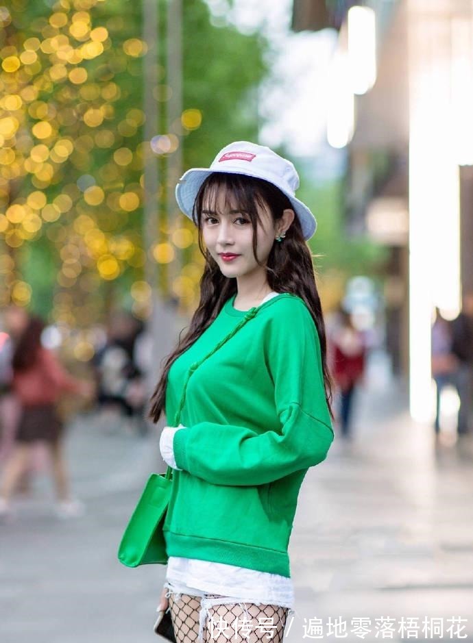 时尚|美女利用三色叠加,创造怪异时尚,你会去搭讪吗!