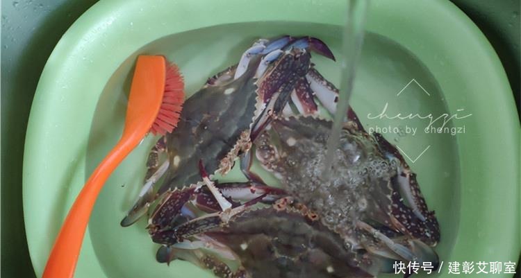 真鲜|螃蟹别傻傻只会用清水蒸,学会老渔民这1招,营养不流失,真鲜!