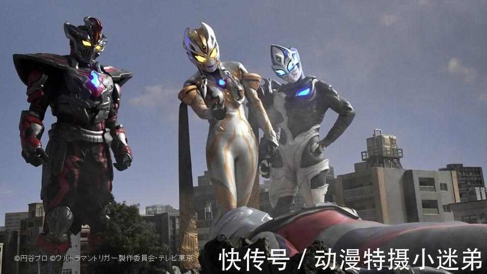 微笑超人|特利迦奥特曼灭灯，微笑超人也躺在草地上，扳机被虐得好惨