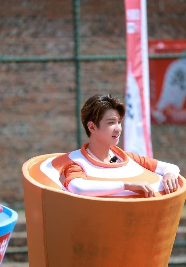 雷霆战将|芒果强捧黄明昊:《快本》镜头超吴昕,再上《名侦》刷脸洗白