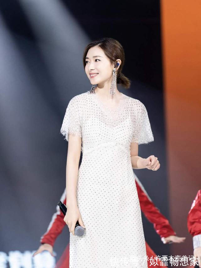 气质 五十多岁的女人,再没钱也别买这5种饰品,廉价掉气质,招人笑话