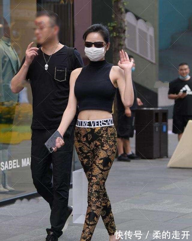 打底裤 精致的印花打底裤穿搭,休闲还减龄,魅力无穷!
