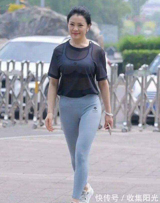 色系 灰色打底裤搭配性感紫色上衣，走在时尚的前沿，更是火热无比！