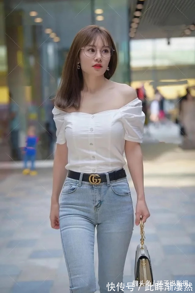 一字肩 一字肩上衣搭配牛仔裤,凸显迷人气质,精致端庄还显瘦