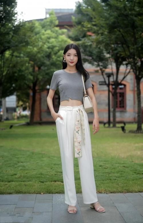 路人街拍，腰间的镂空设计，更显苗条身姿