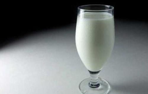  睡眠|睡前喝杯牛奶对睡眠真有好处吗? 今天就给大家科普一下!