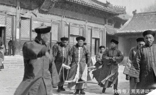 老照片|老照片:晚清时期官员旧照,出门架子大趾高气昂!