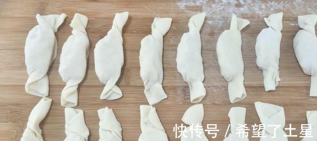 零食|苹果加饺子皮，教你秘制小零食，香甜酥脆，每次一大盘不够吃！