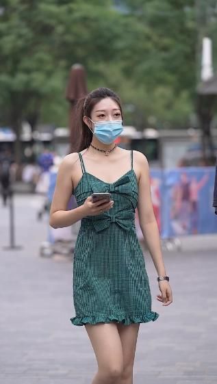 夏天|今夏开始流行青草绿,小姐姐穿这样一条裙子出门,回头率高的出奇
