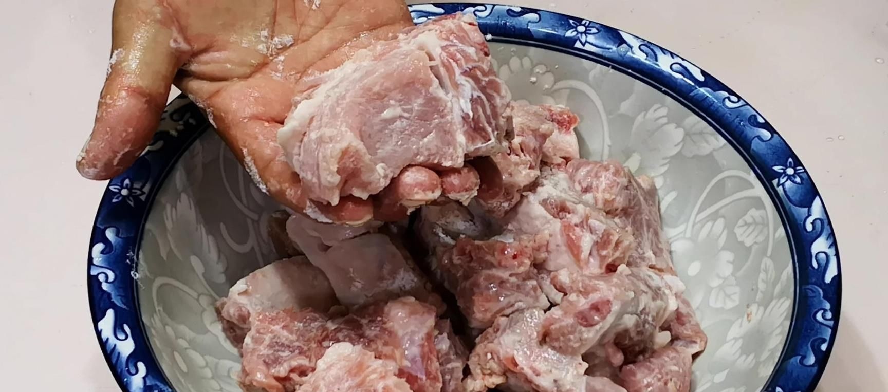 洗排骨时，只用清水洗就错了，教你正确做法，不腥不柴浮沫都少