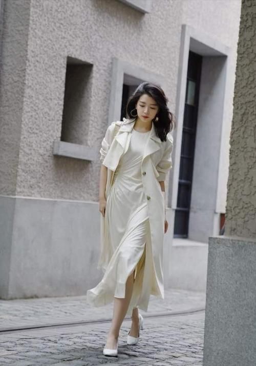 穿什么时髦还知性？这三种“风衣+过膝裙”妙招，简直美极了