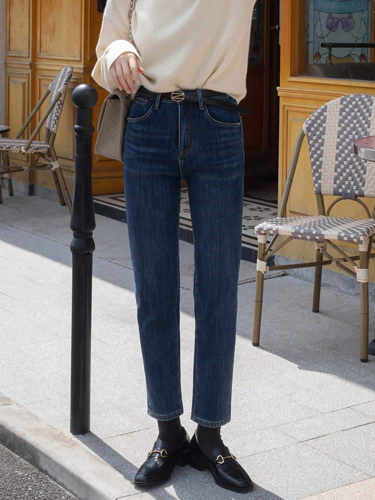 直筒|奔三奔四的女性如何选牛仔裤,掌握这几个搭配方法,洋气又减龄