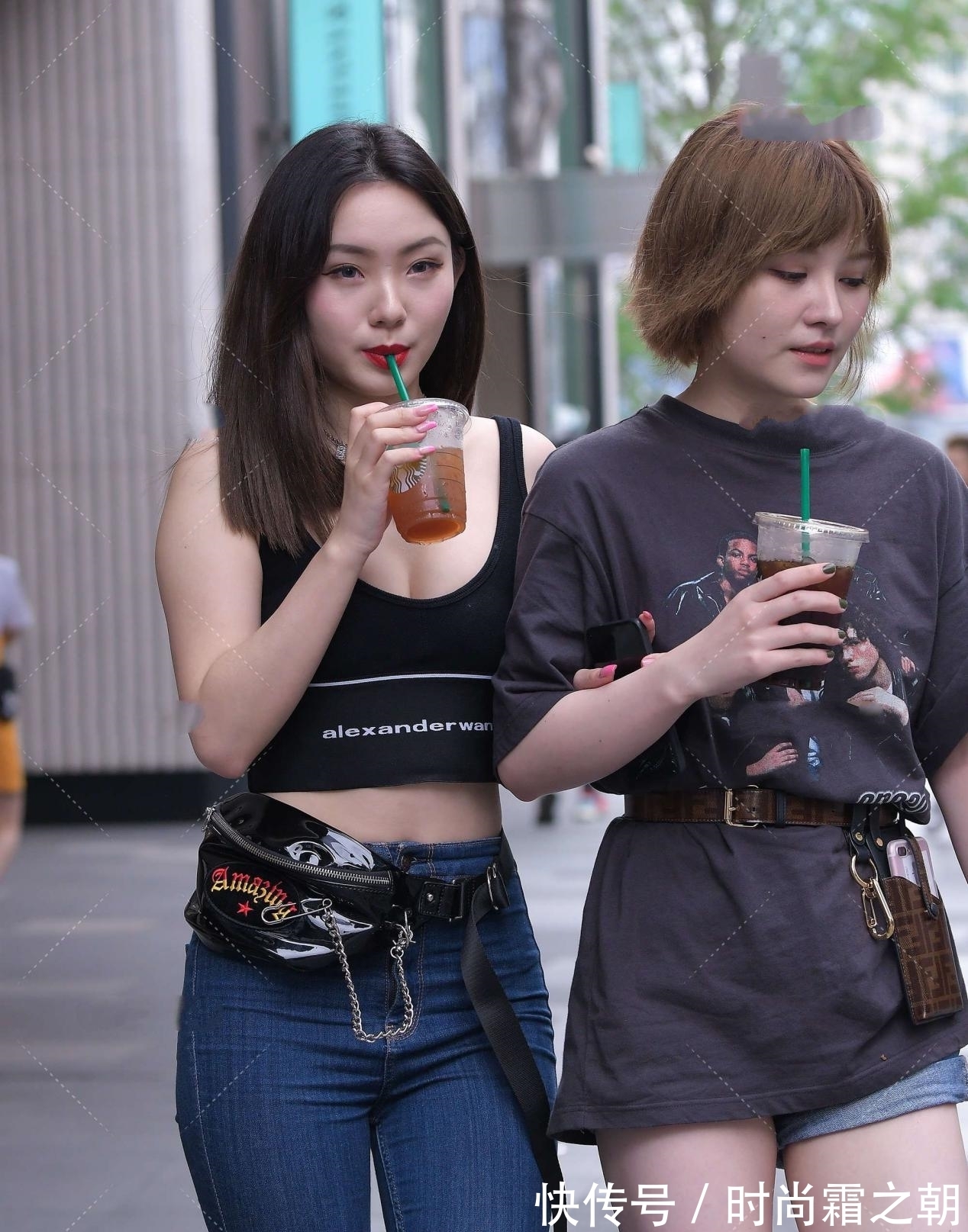 牛仔裤|黑色“U”领运动背心,搭配牛仔裤,时尚大气感飙升