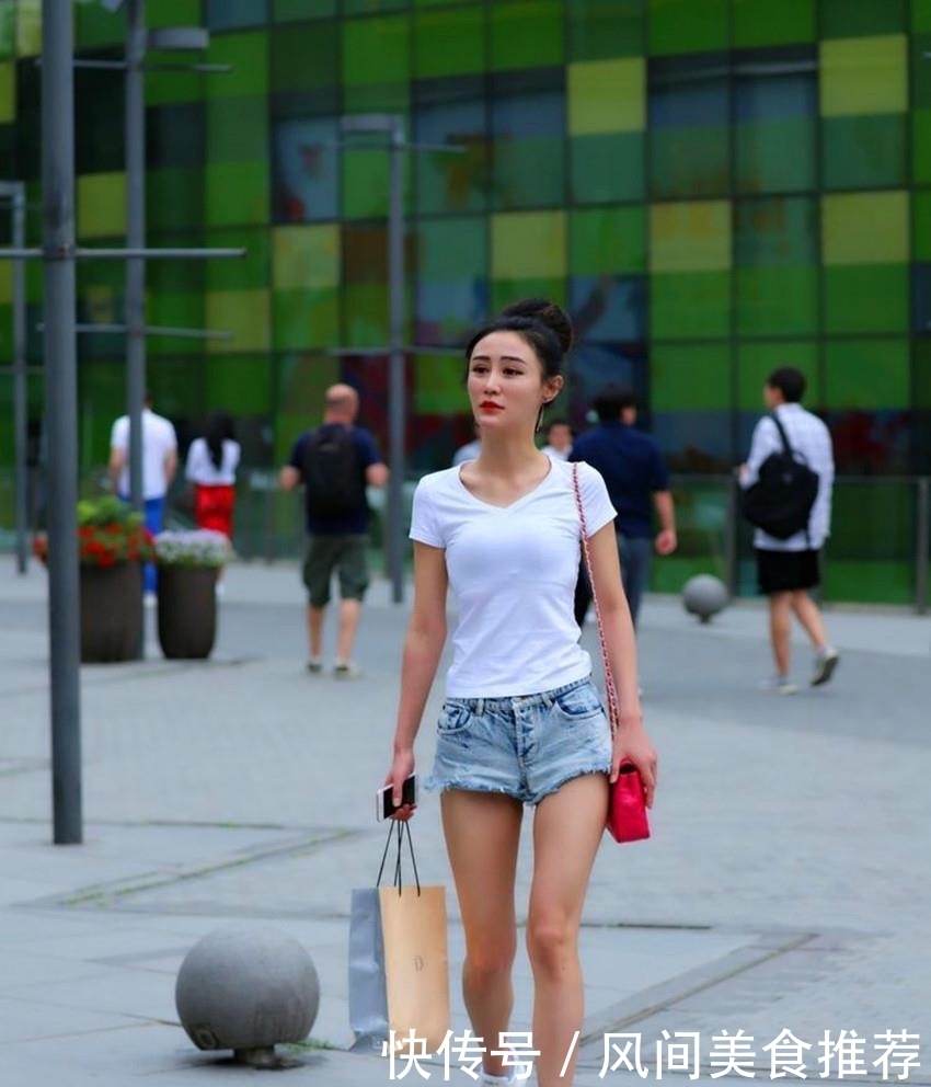 演绎|街拍:好在自在,小姐姐街头演绎舒适秋日时尚