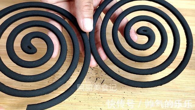一卷纸巾就能把蚊香完整地分离,一秒一个,真是太神奇了