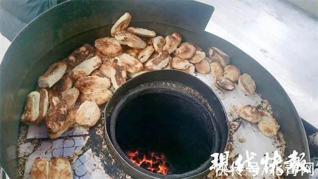 南京|一口一个手掌心大的小烧饼！夫妻俩在南京摆摊17年，做小烧饼每天要用掉100多斤面