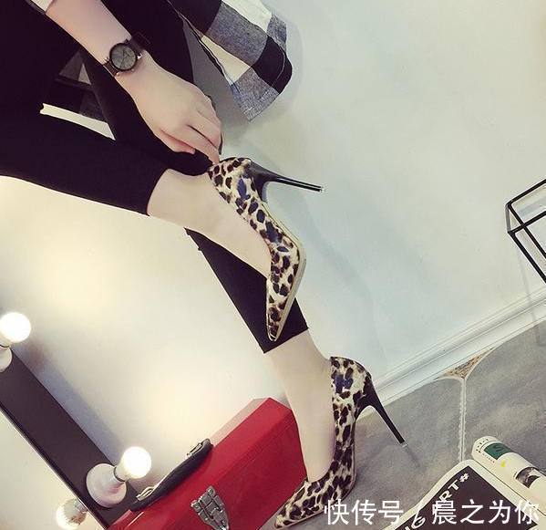 细高跟鞋 尖头细高跟鞋,延展小腿的线条,散发浓浓女人味