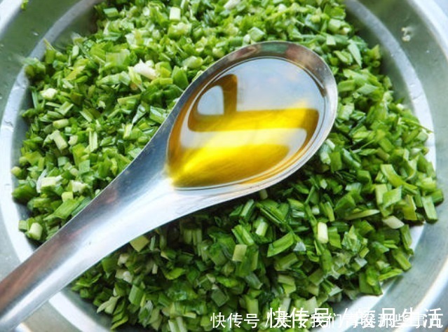 调韭菜馅，直接拌馅是大忌！多做1步，保证韭菜鲜嫩翠绿，不出水