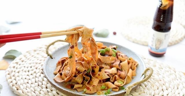 天越冷，这个菜在我家越受欢迎，辣味的豆皮炖起来