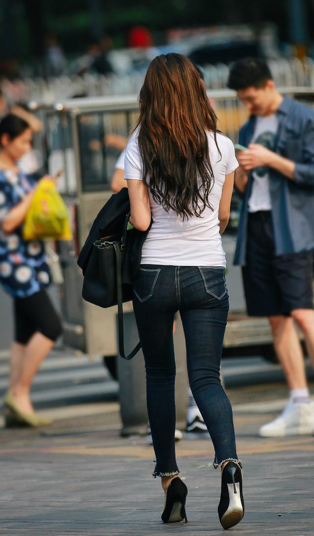 能穿出|越简约的款越美丽,体恤衫配牛仔裤,显身材更显优雅的气质