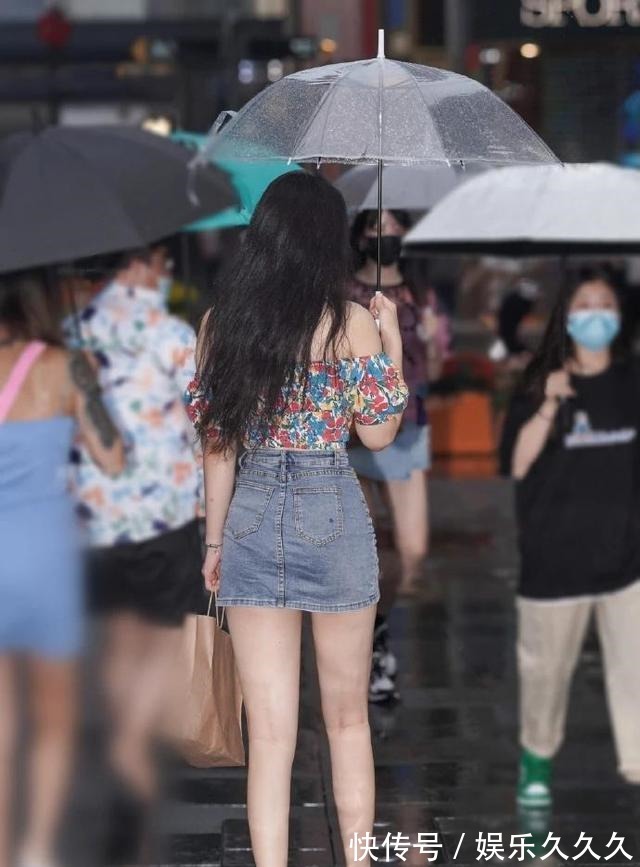 露肩 时尚露肩上衣搭配牛仔超短裙,天生身材高挑小姐姐更加凸显大长腿!